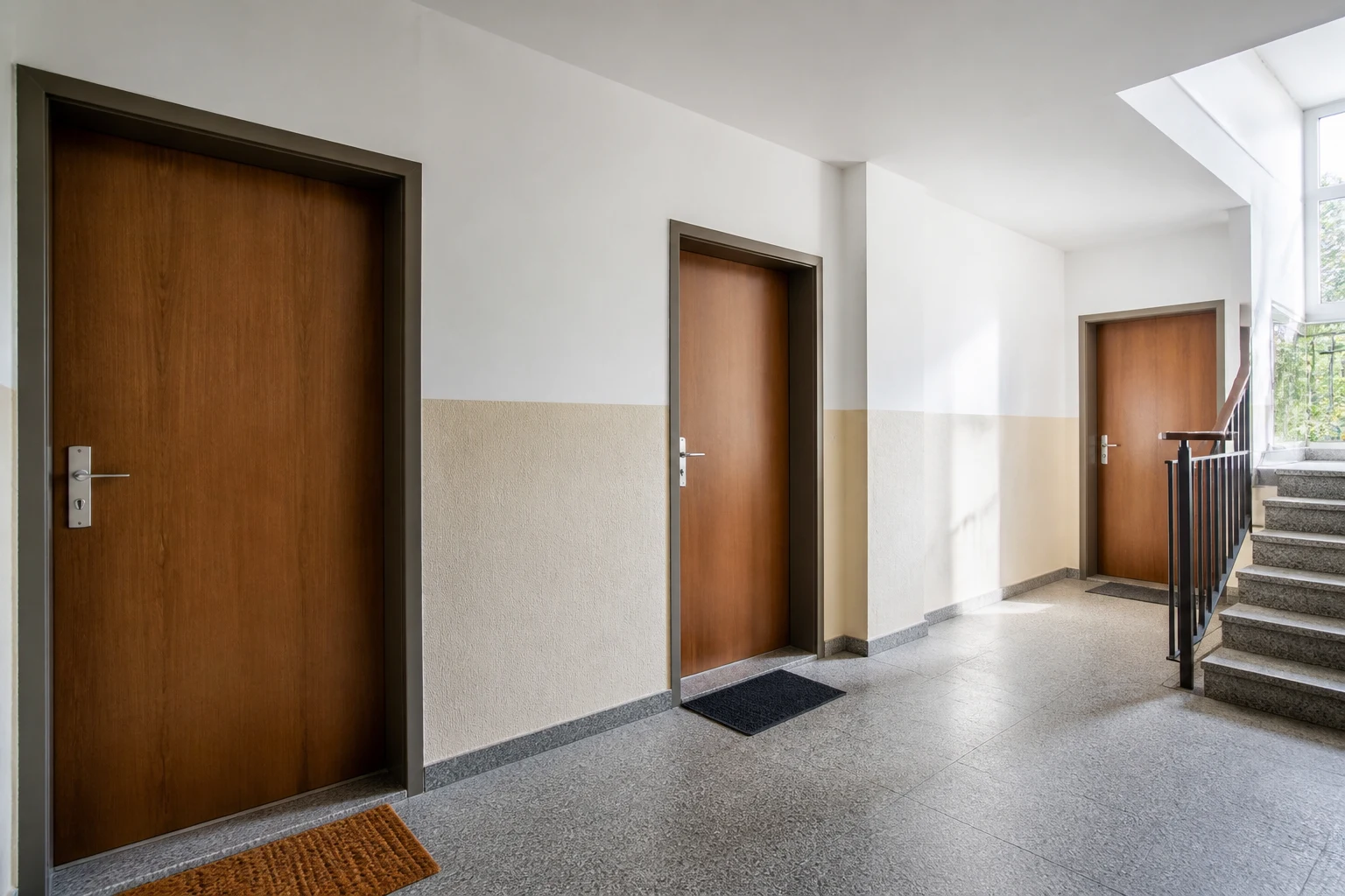 Editoriales Stillleben zum Thema Mehrfamilienhaus verkaufen